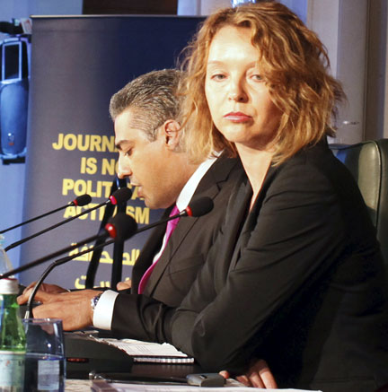  Mohamed Fahmy (L) and his lawyer Joanna Gialason attend a news conference in Cairo. (Photo: Asmaa Waguih/Reuters)